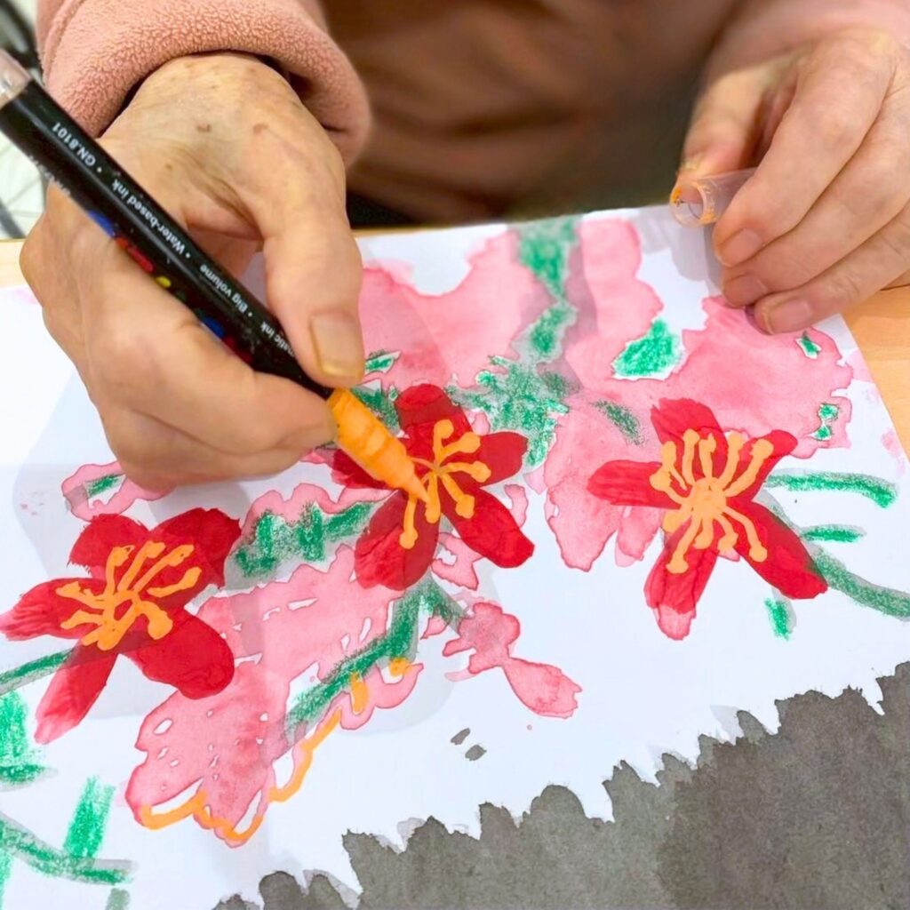 長輩完成的團扇作品,花朵與圓點