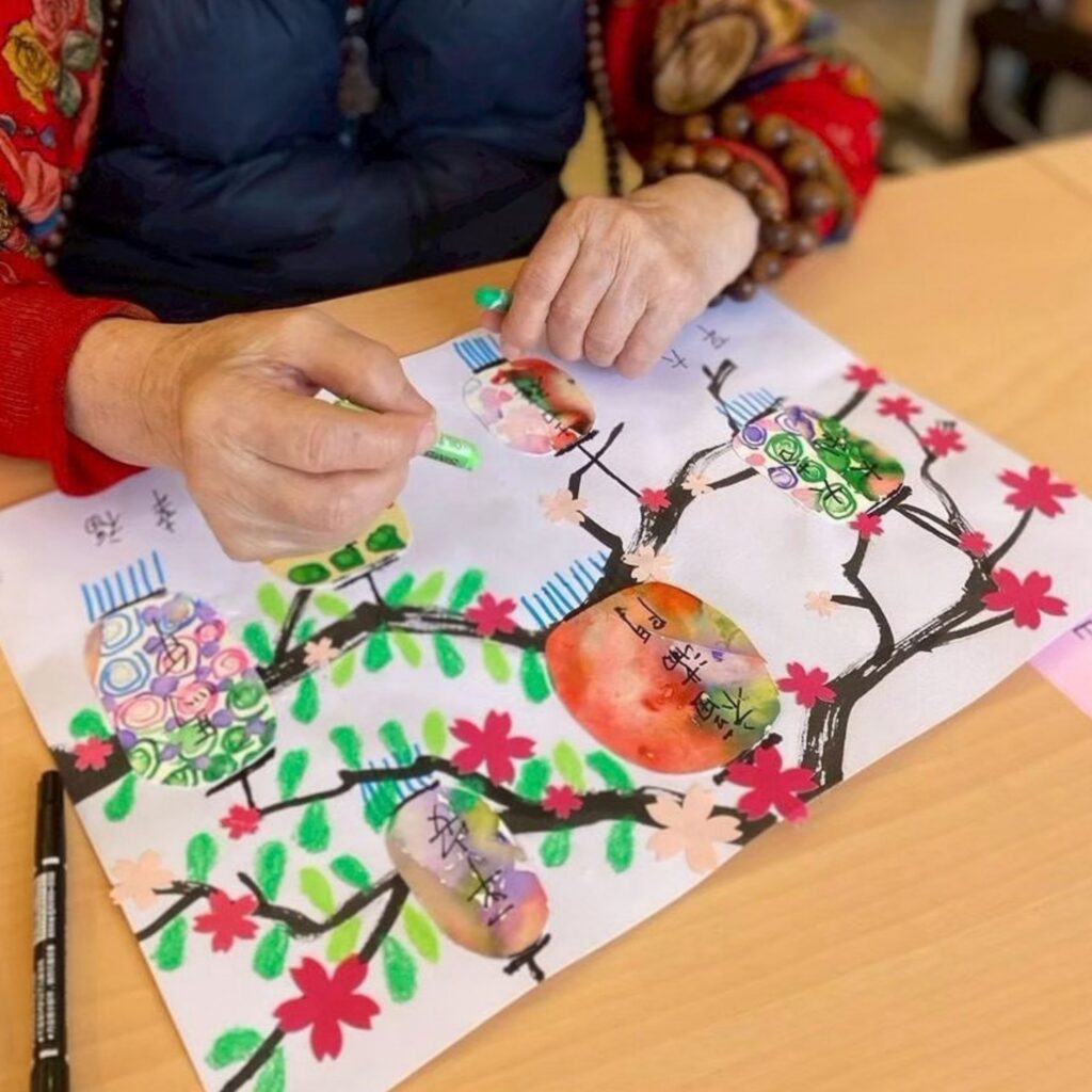 長輩的手正在描繪團扇