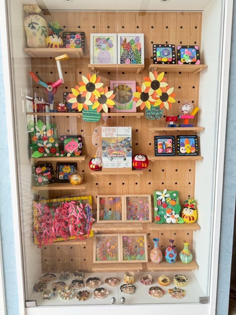 機構展示櫃裡的長輩作品